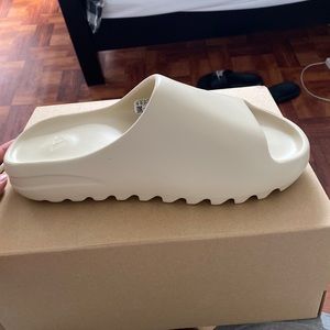 Yeezy Slide “Bone”